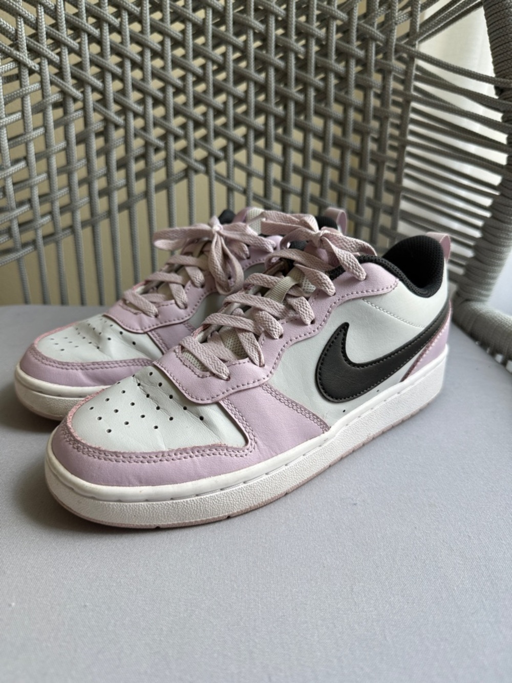 Nike Low-Top Sneakers in lavender and light gray with black swoosh